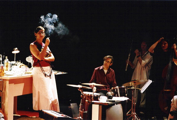 « Pendant la nuit », une pièce de théâtre d’Eric De Vroedt, avec Annelis HERFST et Dick VAN DEN TOORN, dans laquelle joue le Trio Berg Jeanne Surmenian
